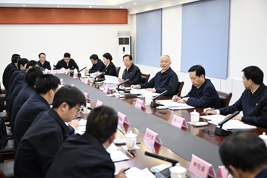10月21日至22日,中共中央政治局常委、中央书记处书记蔡奇在陕西宁陕县调研。这是10月22日,蔡奇在宁陕县主持召开座谈会并讲话。